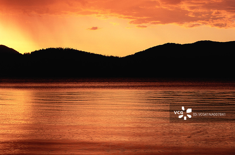爱达荷州普里斯特湖的日落图片素材