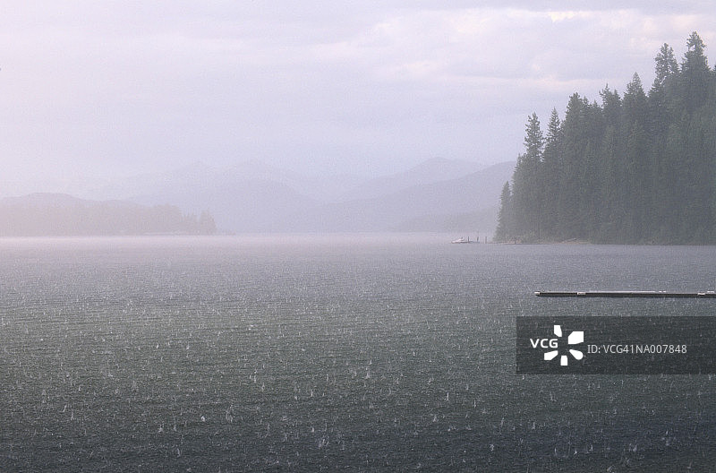 爱达荷州普里斯特湖的风暴图片素材