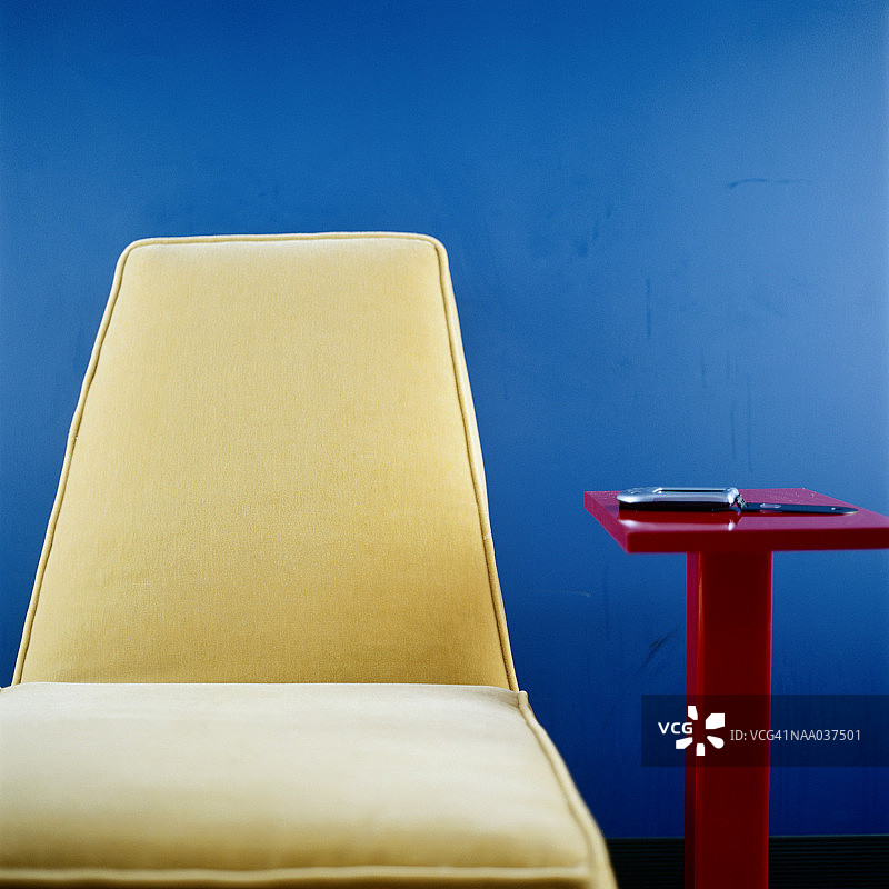 复古椅子和掌上电脑在边桌上图片素材