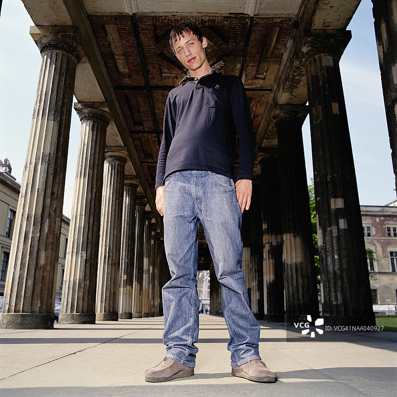 在老博物馆的年轻男子图片素材