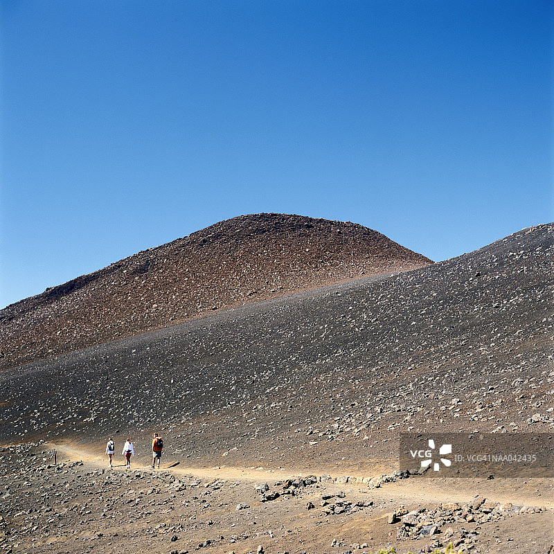 美国夏威夷毛伊岛，哈莱阿卡拉火山口的徒步者图片素材