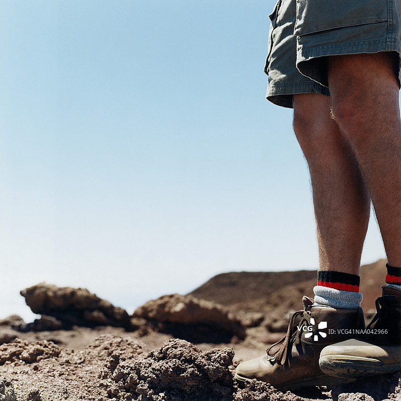 在火山坑洼处徒步的男人图片素材