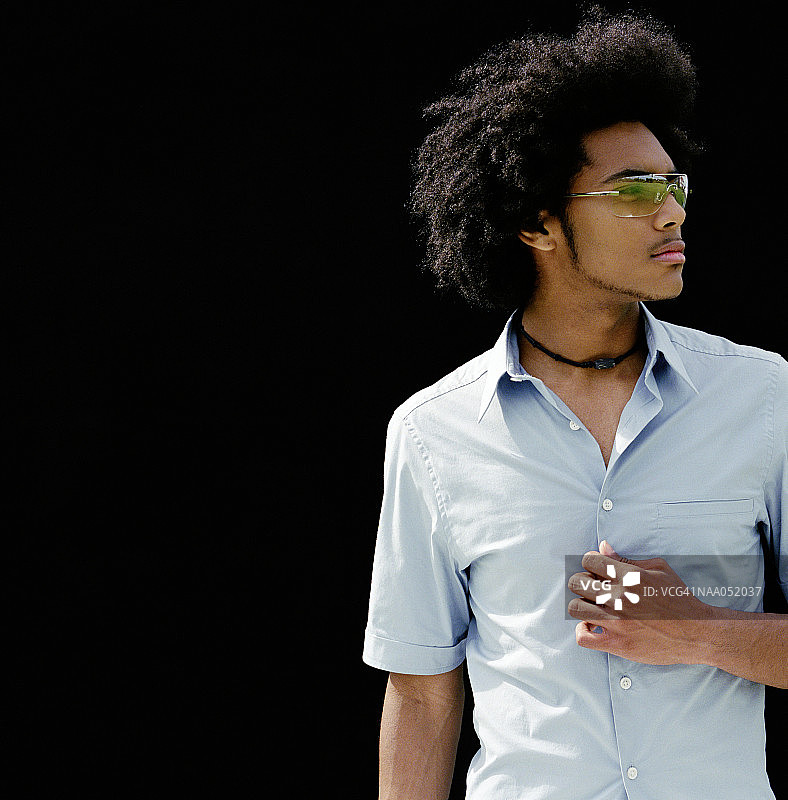 戴着太阳镜，看向远方的年轻男人图片素材