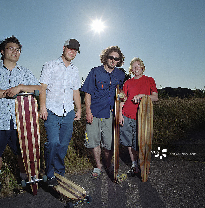 一群滑板爱好者图片素材