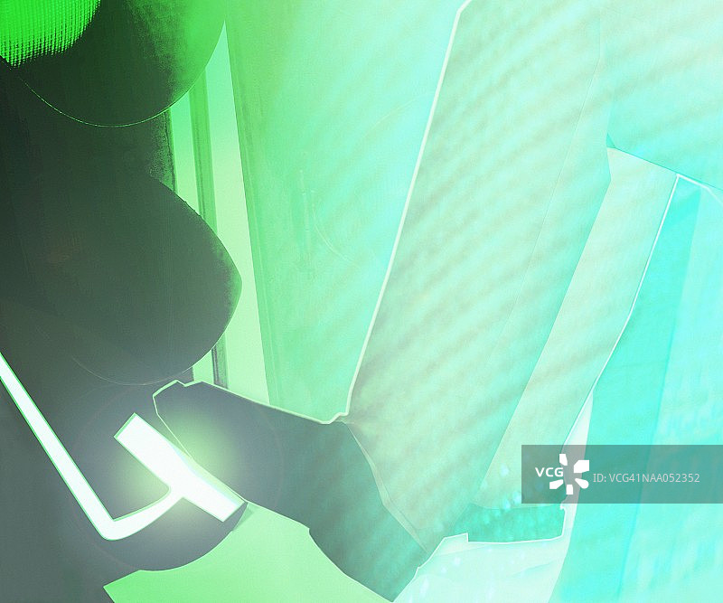 男人脚踩油门踏板（局部侧视图）图片素材