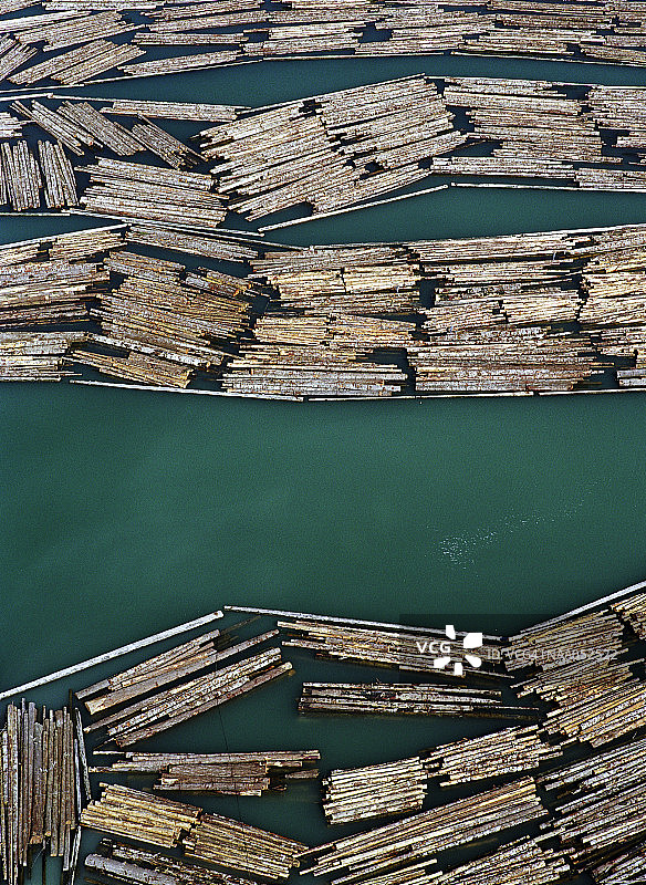 空中俯瞰原木堆图片素材