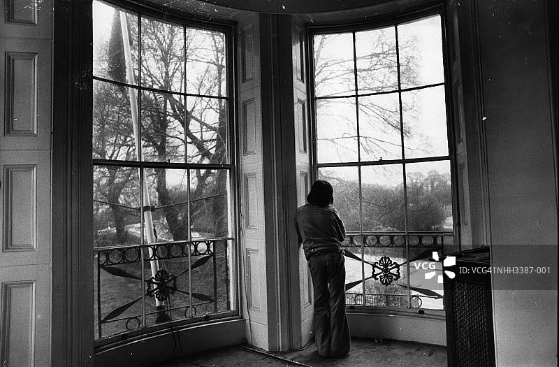 蹲者的视野图片素材