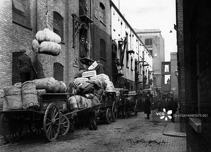 在码头卸货图片素材