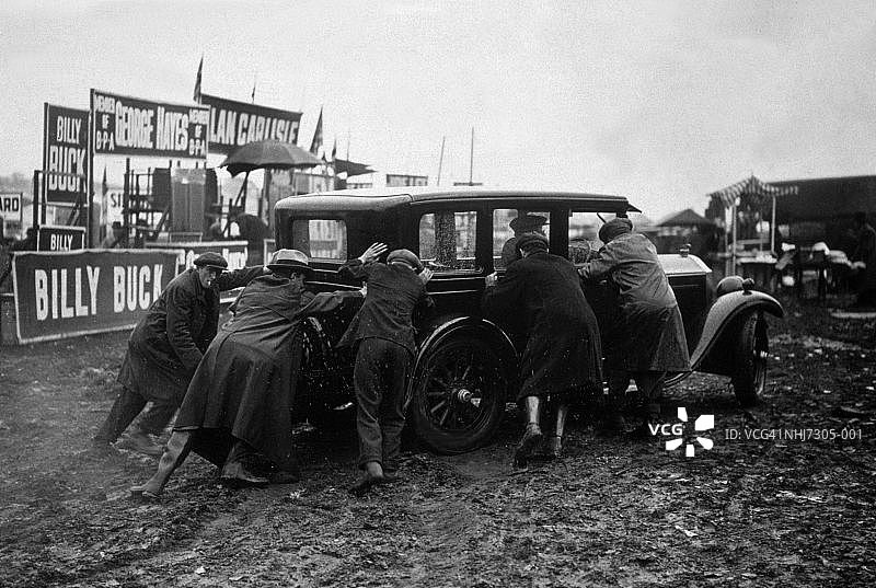 陷入泥潭图片素材