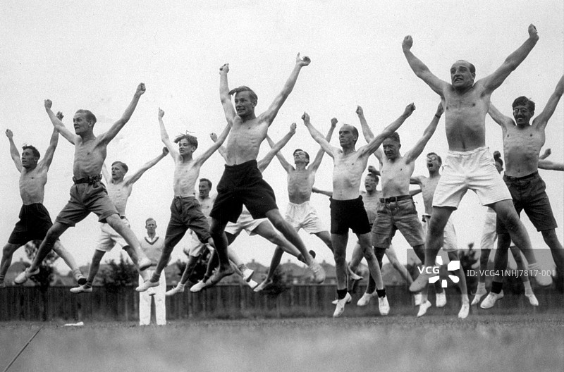 跳跃的老师们图片素材