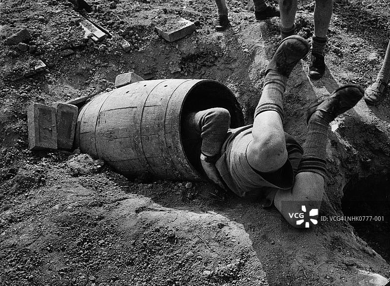 桶男孩图片素材