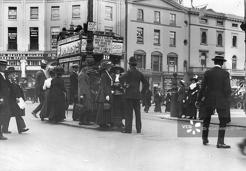 行人过马路图片素材