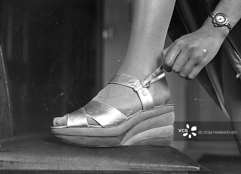 1938年坡跟凉鞋图片素材