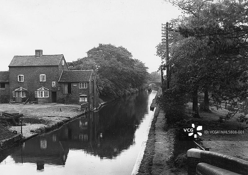 运河旁的旅馆图片素材