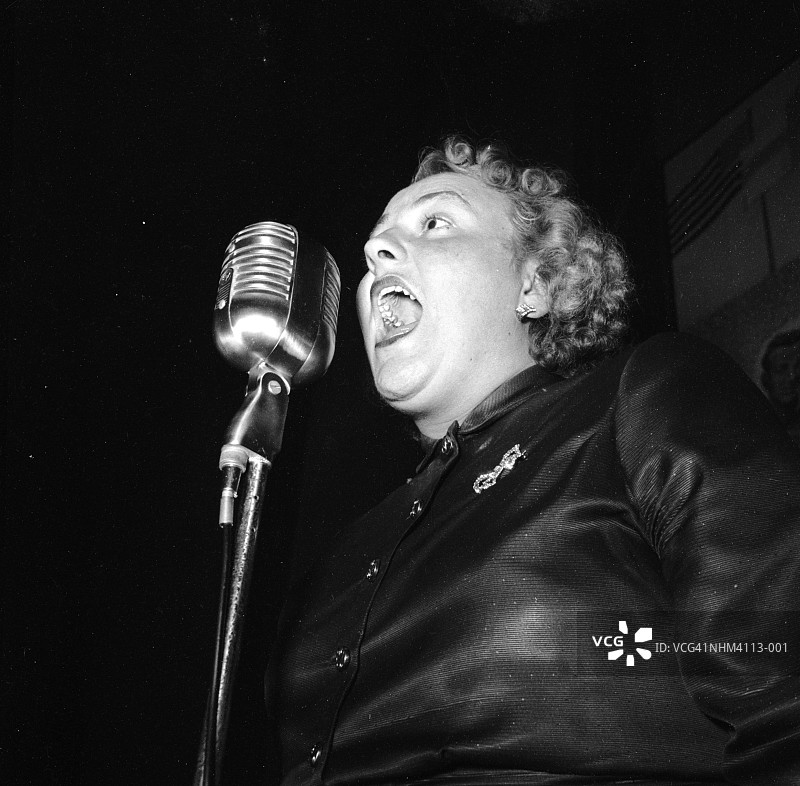 在俱乐部唱歌图片素材