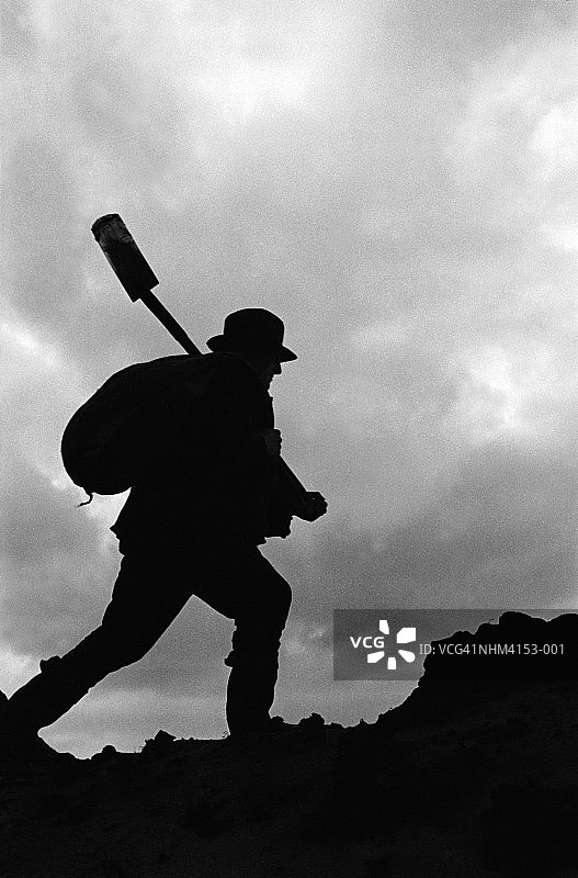 难民行走图片素材