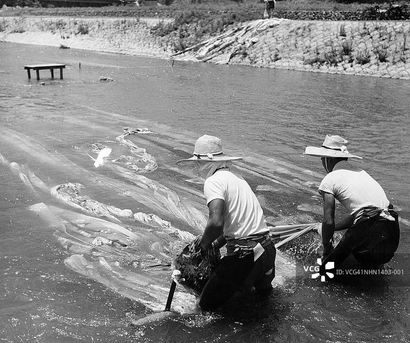 布料染色工人图片素材