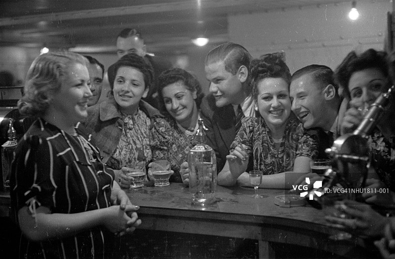 拥挤的酒吧图片素材