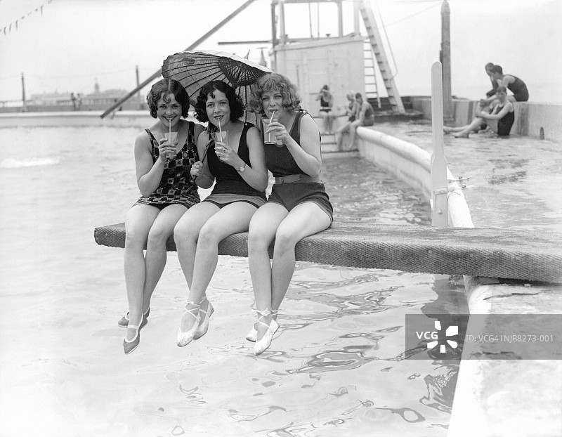 三个小女佣图片素材