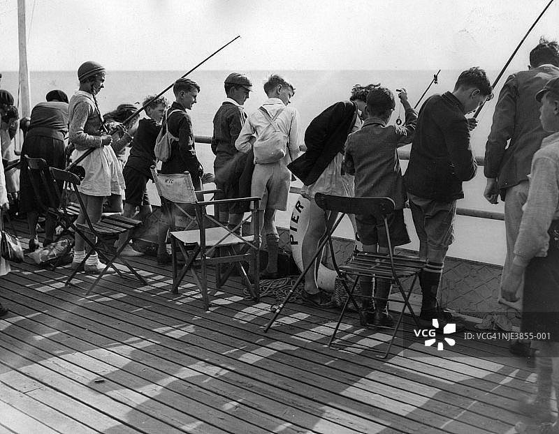 年轻的垂钓者图片素材