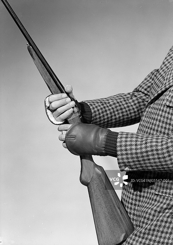 握着武器的温暖双手图片素材