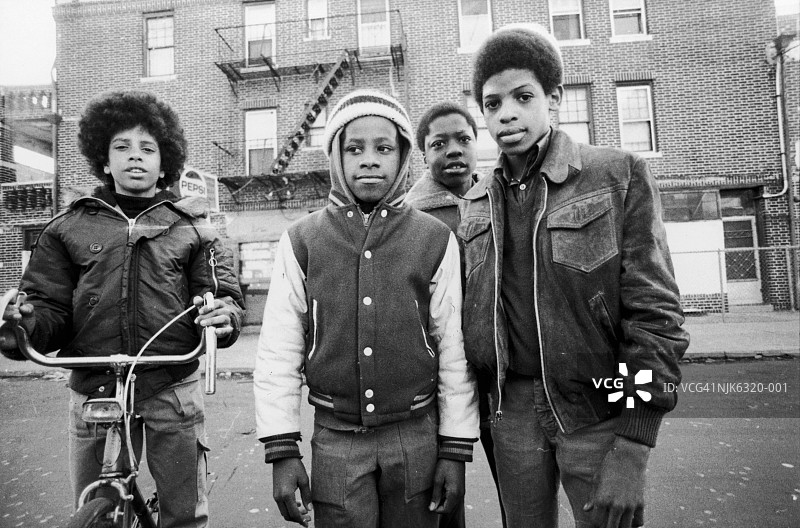 男孩们在一起玩耍图片素材