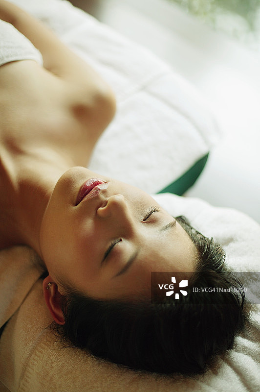 年轻女人躺在按摩床上图片素材