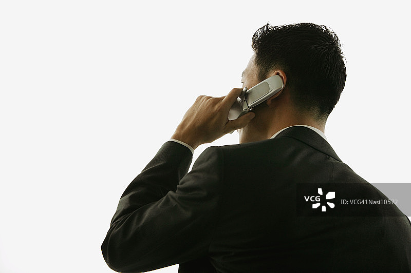 正在打电话的年轻男子（后视图）图片素材