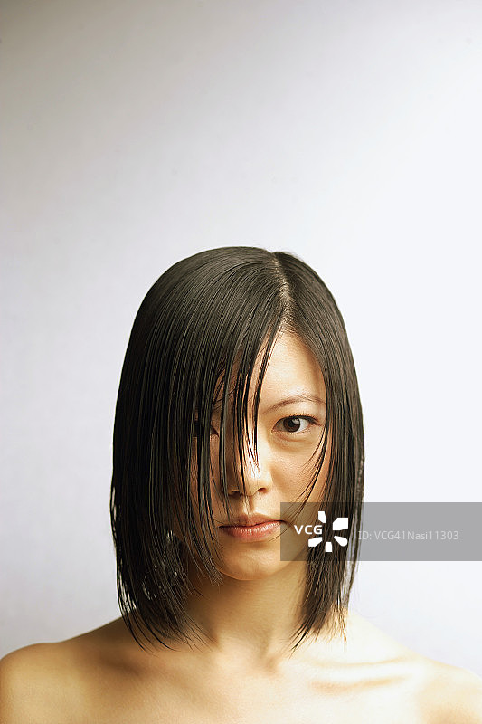 湿发年轻女人头像照图片素材