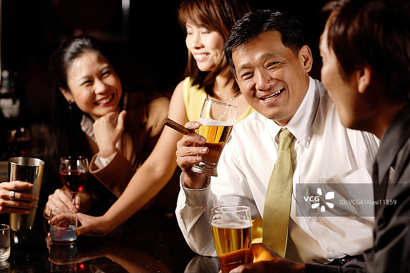 在酒吧喝酒的情侣图片素材