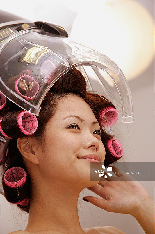 在美容院的年轻女子图片素材