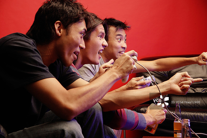 年轻男人手持游戏手柄做手势图片素材