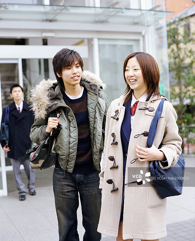 在教学楼外穿着外套的学生们图片素材