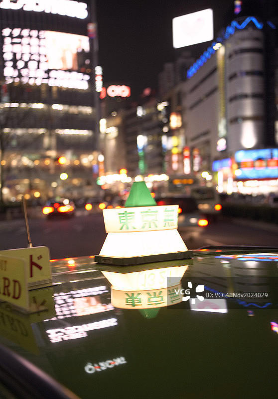 日本出租车上的照明标志图片素材