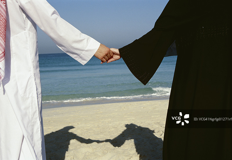 年轻情侣手牵手图片素材