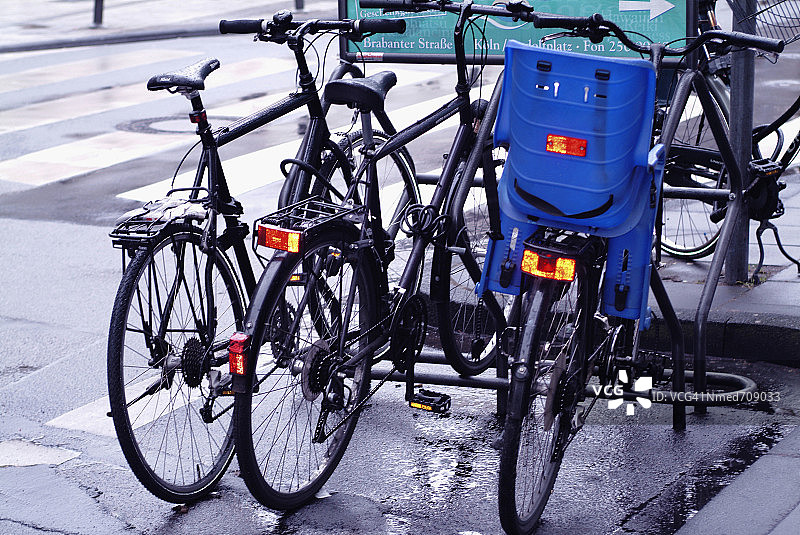 自行车架上的自行车，一辆在德国配有婴儿提篮图片素材