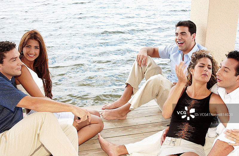 一群人坐在木制平台上图片素材