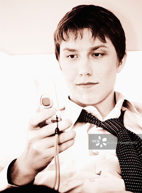 操作手机的商人图片素材