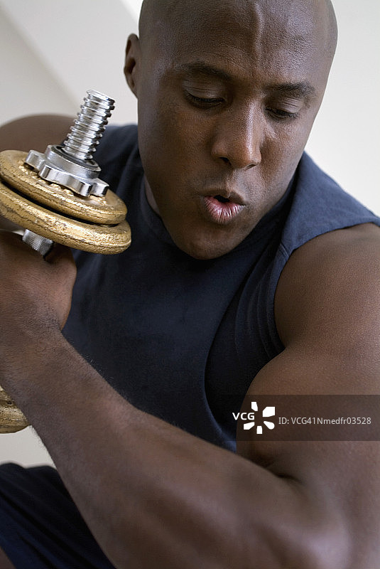 中年男人举重锻炼图片素材