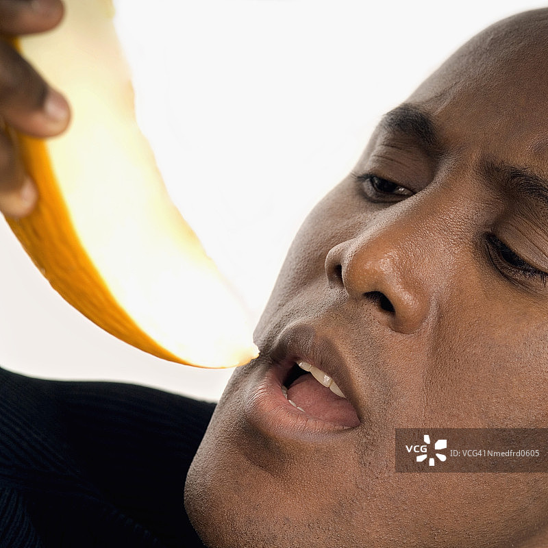 男子吃哈密瓜特写图片素材