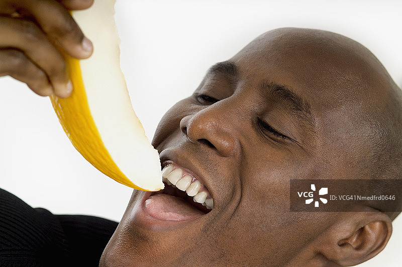 男子吃哈密瓜特写图片素材