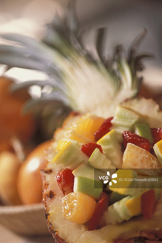 菠萝碗水果沙拉特写图片素材