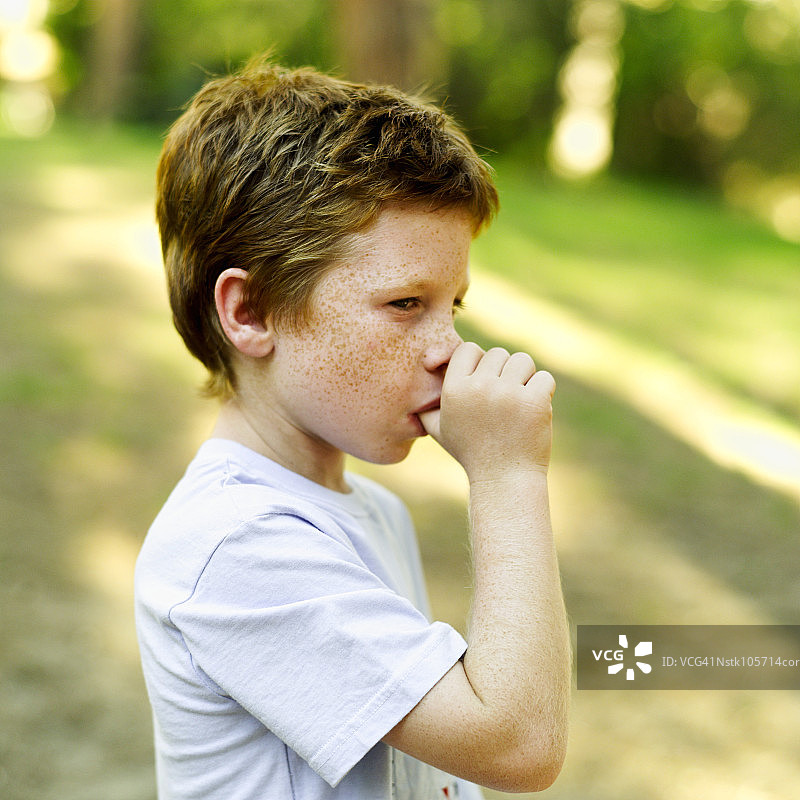 一个正在吮吸拇指的男孩（4-6岁）图片素材
