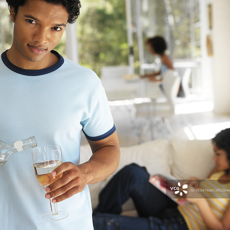 年轻男人倒葡萄酒的特写图片素材