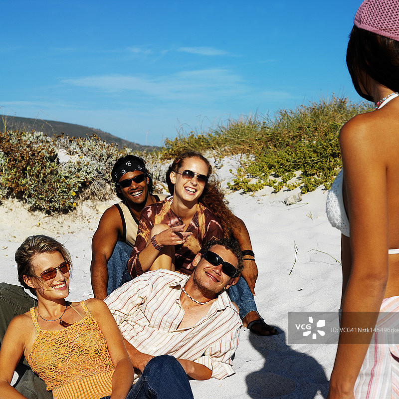 年轻男女在海滩放松图片素材