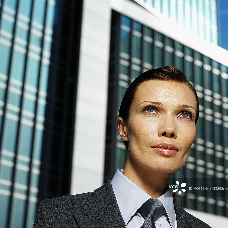 年轻女商人得意地向前看图片素材