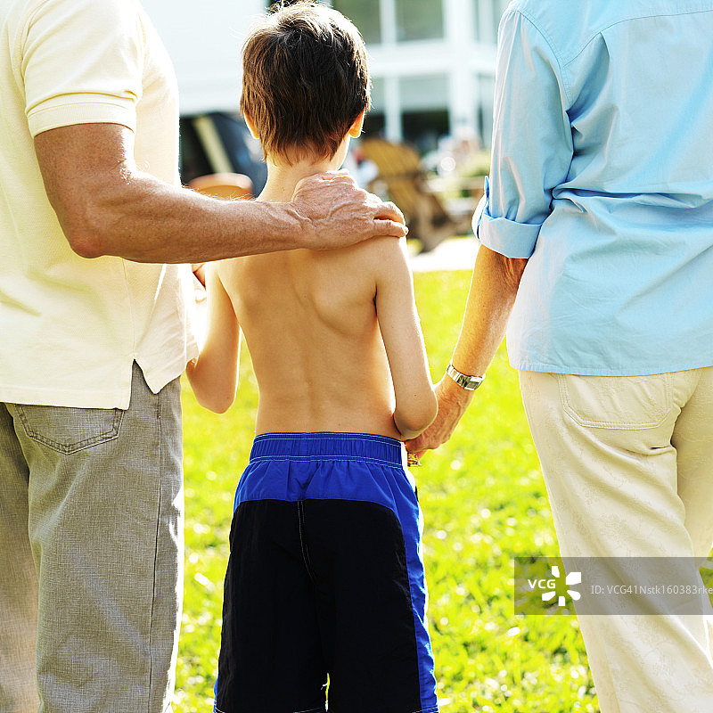 祖父母抱着孙子背对着图片素材