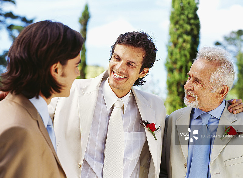 新郎与父亲和伴郎站在一起图片素材