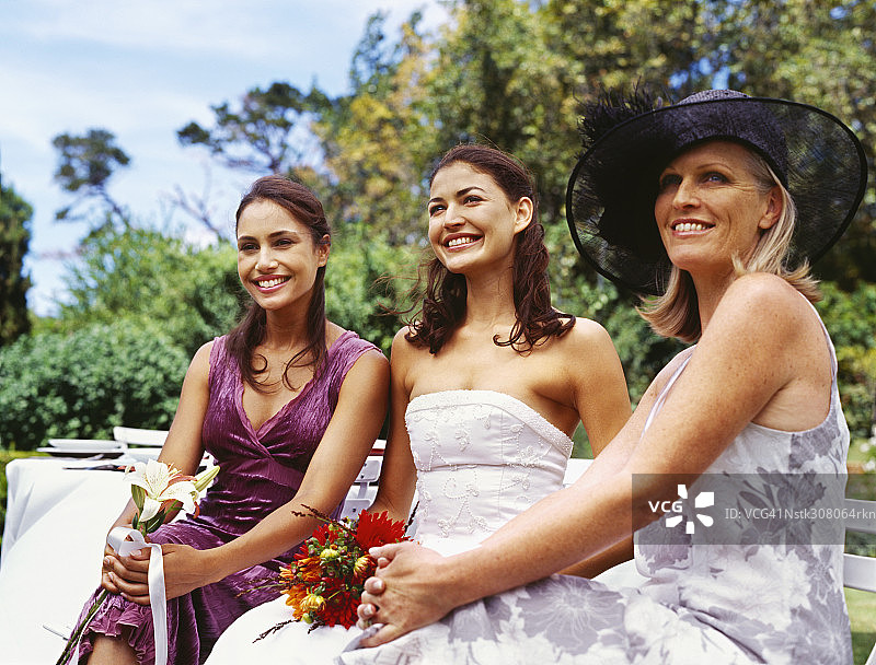 新娘与母亲和伴娘坐在一起图片素材