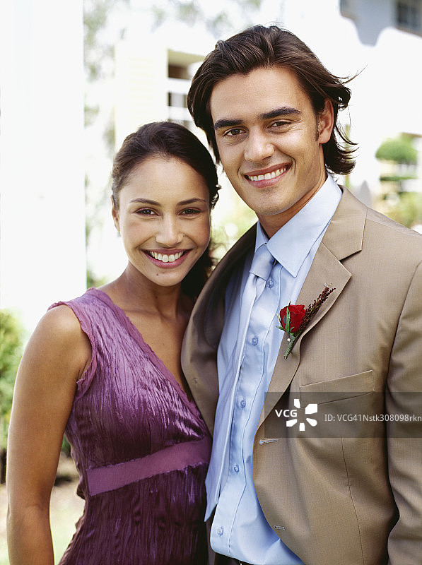 伴娘和伴郎微笑的肖像图片素材